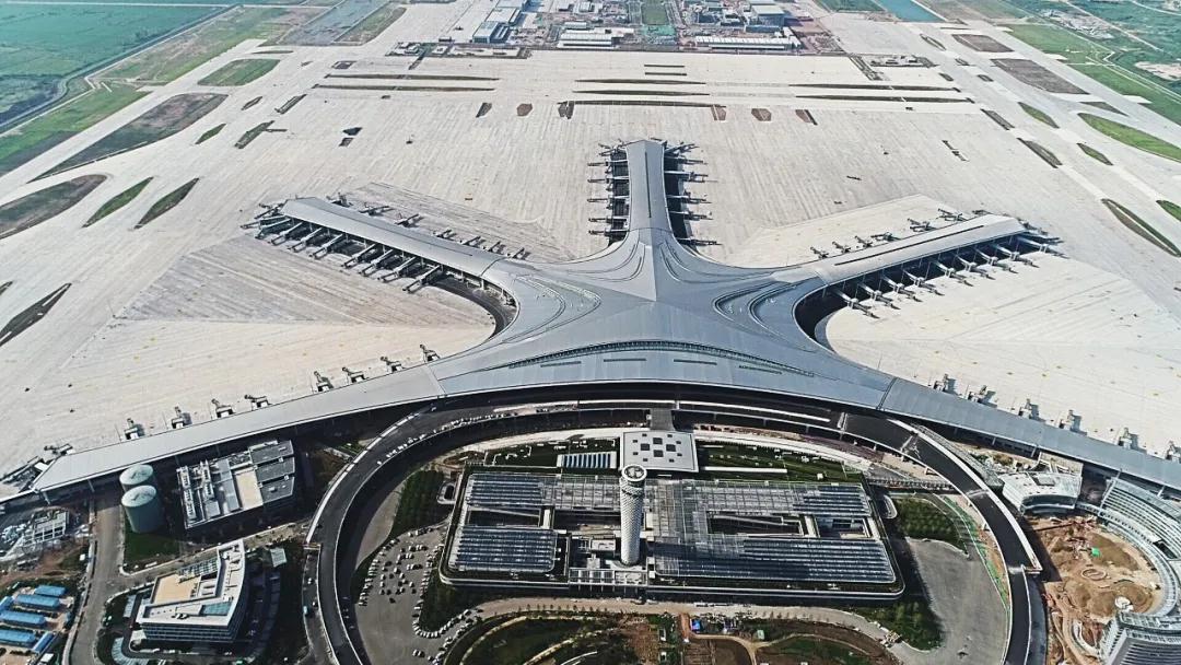 匠造一流東北亞國(guó)際樞紐機(jī)場(chǎng)！中裝建設(shè)“筑”力青島膠東國(guó)際機(jī)場(chǎng)成功試飛